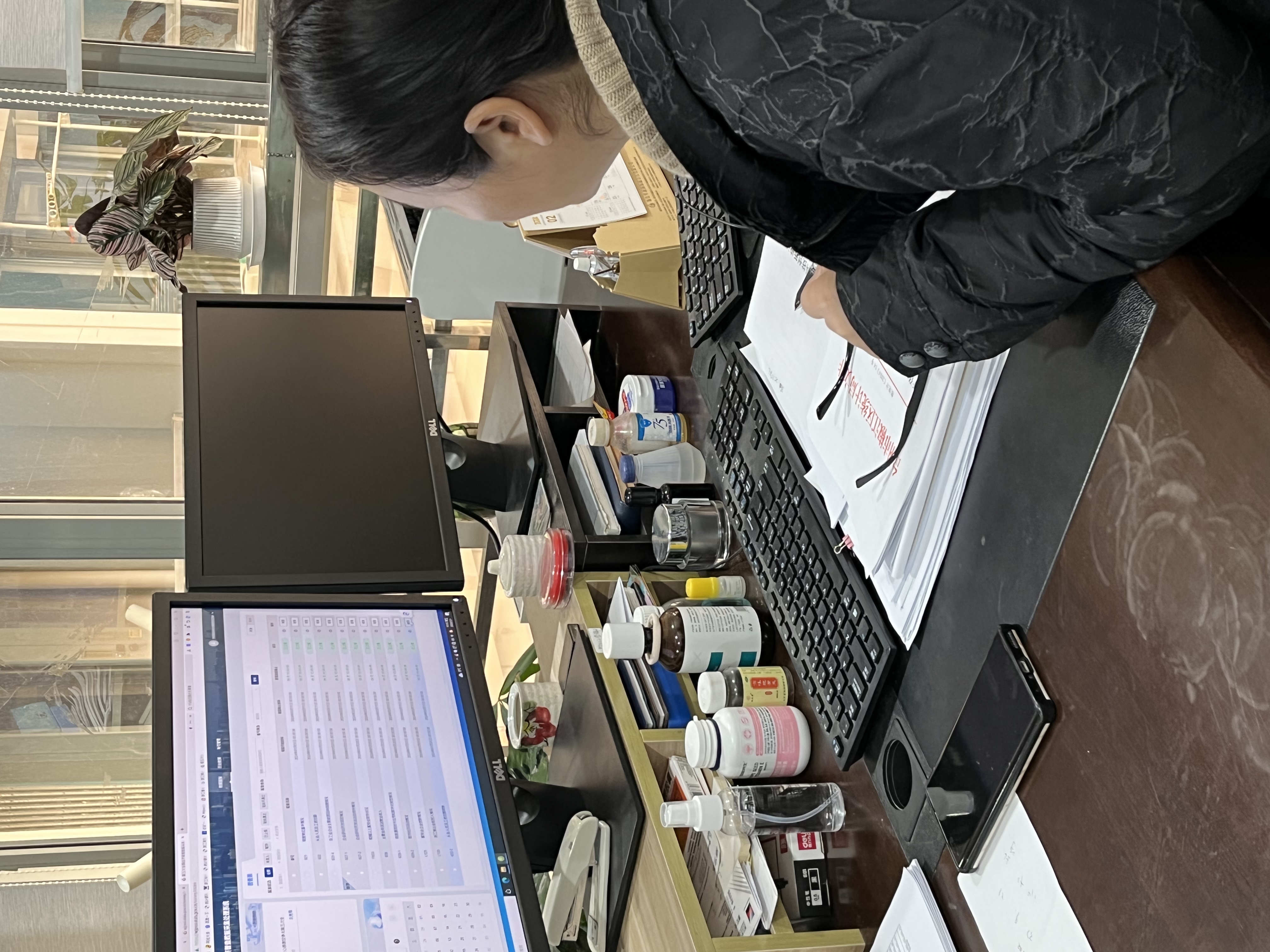 1709276879273195.jpg 工作人員在填報(bào)五經(jīng)普數(shù)據(jù)2.jpg