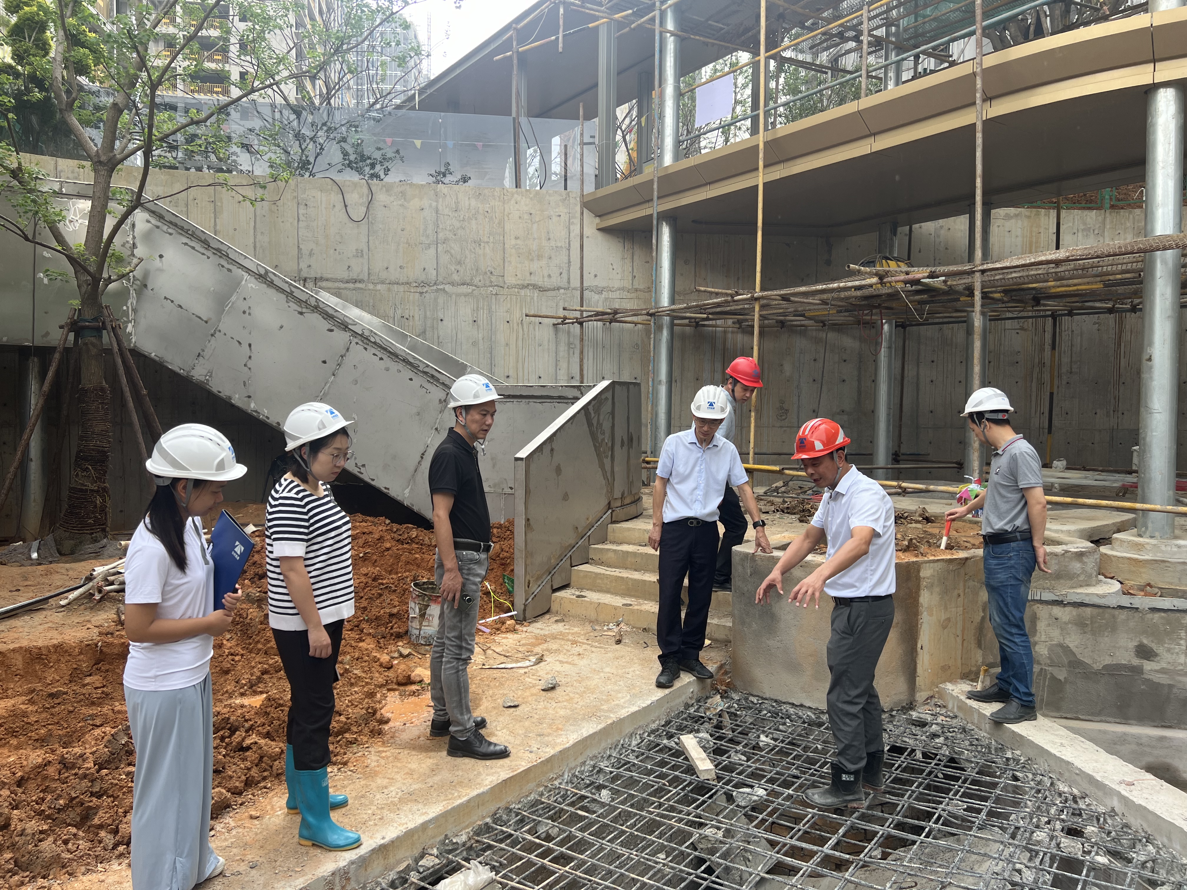 1727687359916461.jpg 圖為檢查組在工地現(xiàn)場(chǎng)3.jpg