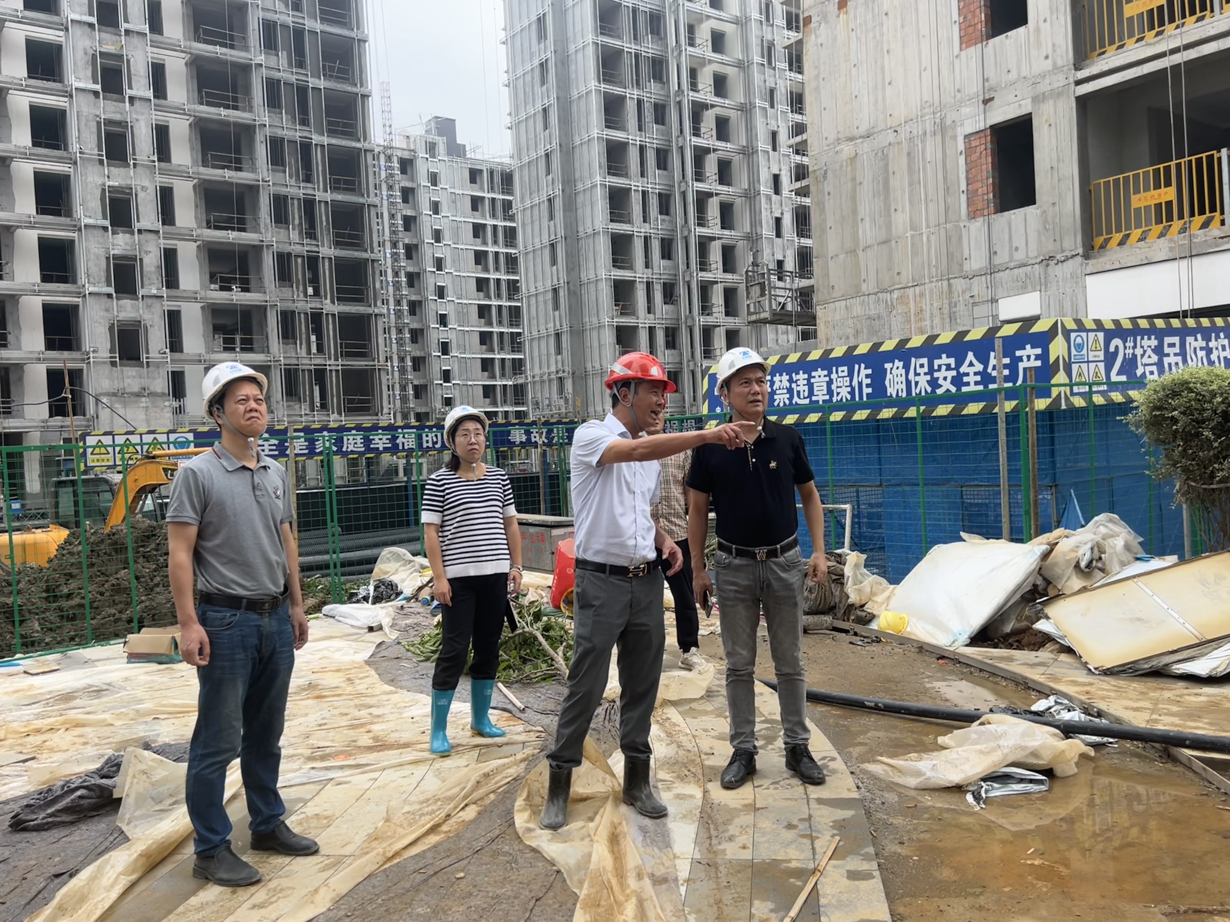 1727687378534840.jpg 圖為檢查組在工地現(xiàn)場(chǎng)4.jpg