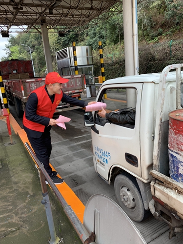1  圖為志愿者在車道向過往司乘發放《高速行車交通安全宣傳單》   陳瑩攝1_副本.jpg