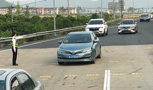 圖為工作人員廣場疏導車輛  陳瑩攝.jpg