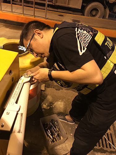 圖為堅守一線的工作人員  陳瑩攝.jpg