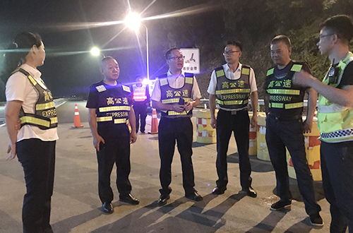 圖為集團副總經理章海峰帶隊檢查分流準備情況   陳瑩攝99.jpg