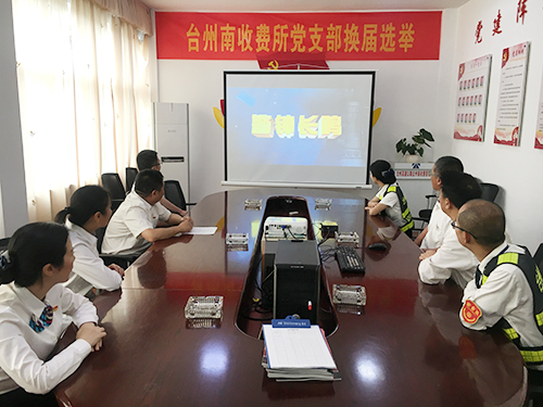 圖為黨員們在收看《以案為鑒 警鐘長鳴》警示教育片(夏蓮萍攝).jpg